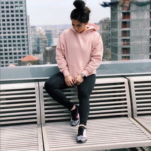 Meet your Posher: ALY - Picture 1 of 4